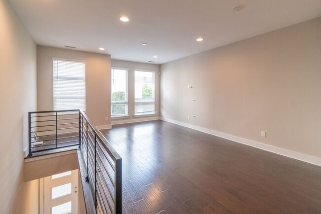 Building Photo - Beautiful Modern Townhome in South End Available 5/1!