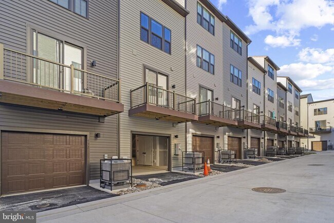 Building Photo - 734 Watts St