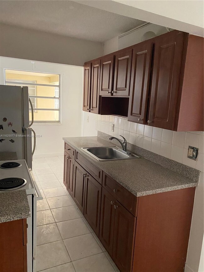 Building Photo - 1 bedroom in Hallandale FL 33009