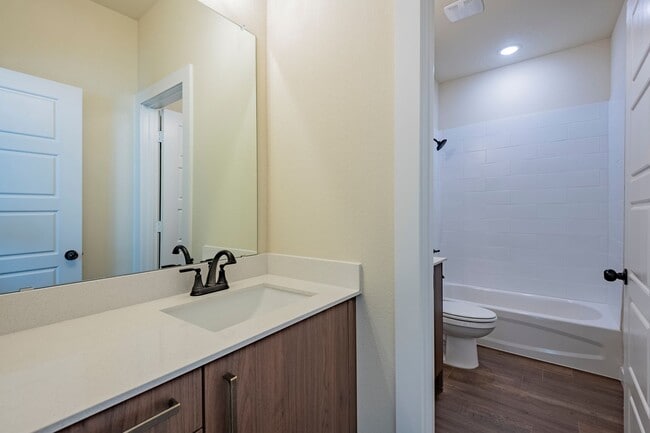 Building Photo - AVAILABLE NOW! GORGEOUS 2 BEDROOM FOUR PLEX LOCATED IN MIDLOTHIAN ISD!