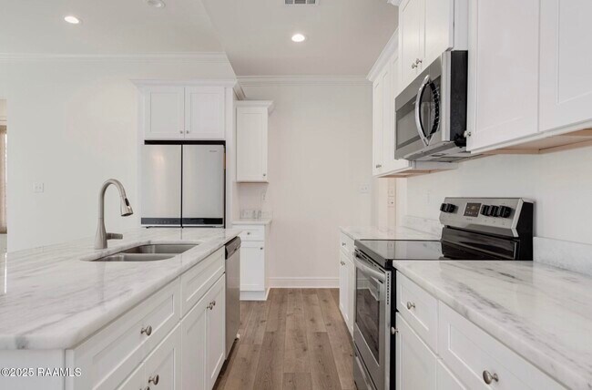 Building Photo - 211 Alpine Dr