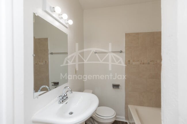 Building Photo - 622 E 63rd St