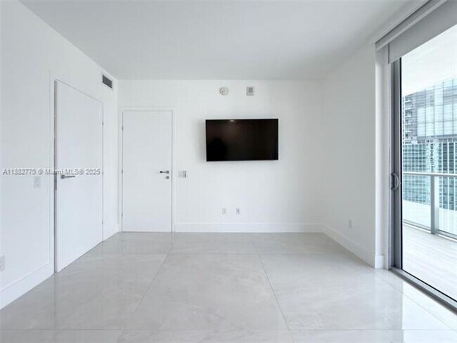 Building Photo - 1300 Brickell Bay Dr