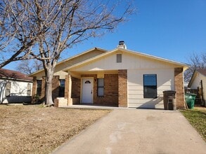 Building Photo - Remodeled 3 bedroom house close to everything on north side!!
