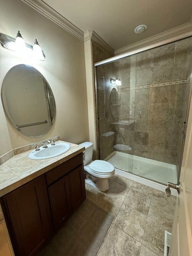 Building Photo - 4Bd/2.5Ba Bellevue Home