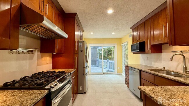 Building Photo - 5 Viburnum Ct