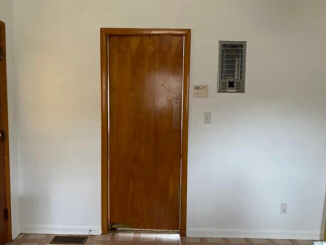 Building Photo - 4211 Tee Jay Dr NW