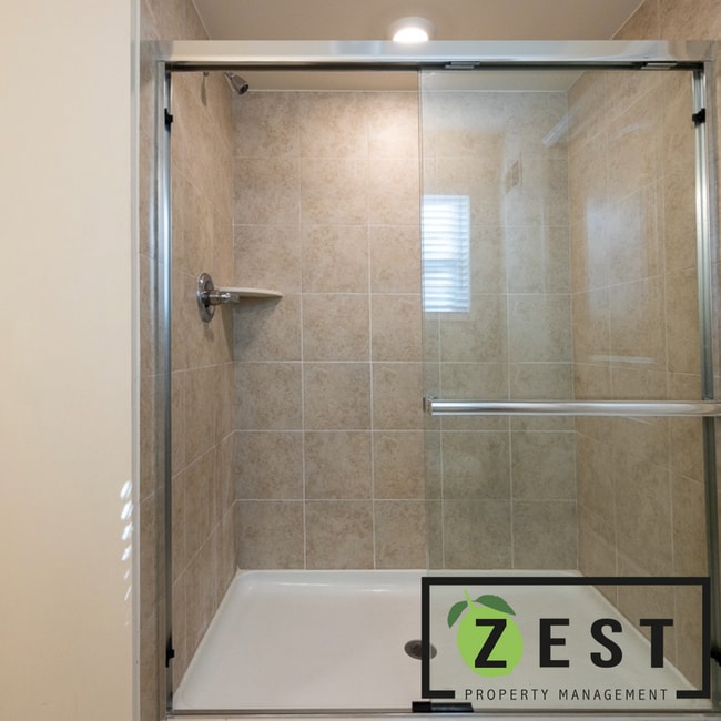 Building Photo - Amazing 3Bedroom 2 Baths