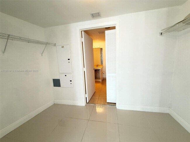 Building Photo - 1750 N Bayshore Dr