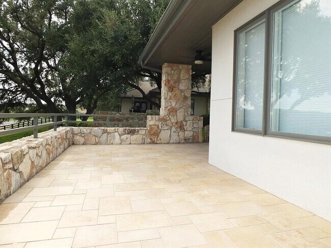 Building Photo - 1713 Clubhouse Hill Dr