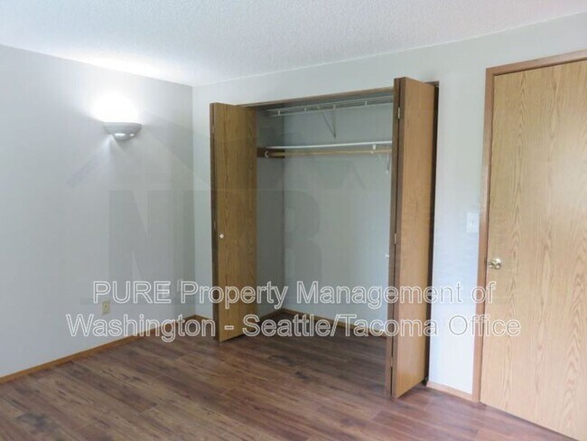 Building Photo - 511 Malibu Dr SE