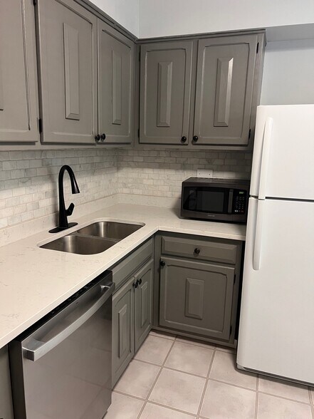 Building Photo - 707 Falcon Dr