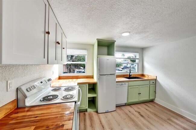 Building Photo - 1411 SW 3rd St
