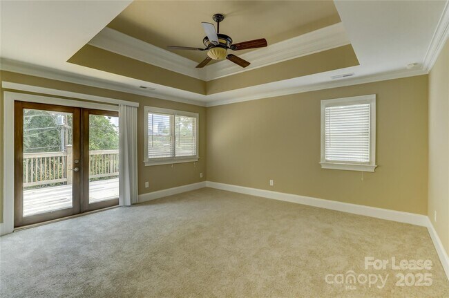 Building Photo - 448 N Summit Ave