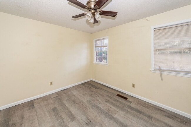 Building Photo - 2 Bedroom, 1.5 Bathroom Townhome - Summerville
