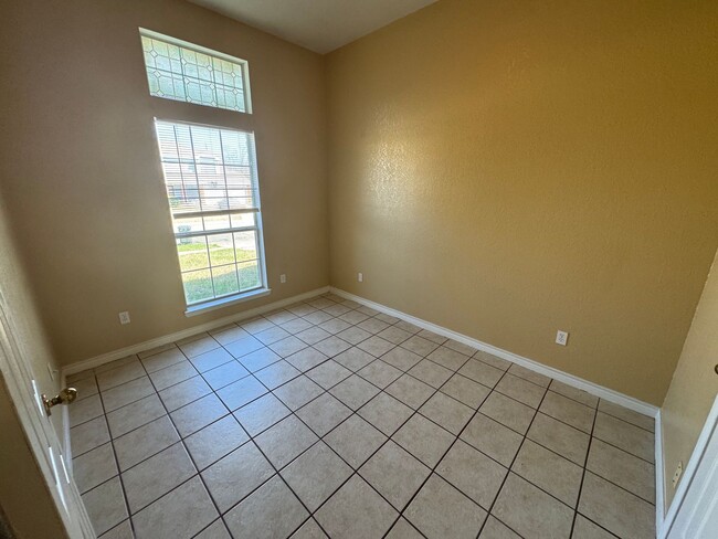 Building Photo - 2402 Simone Dr