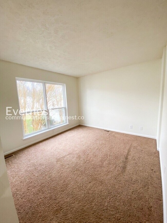 Building Photo - 3 Bed, 1.5 Bath Townhome with Fenced Yard / Available Soon!