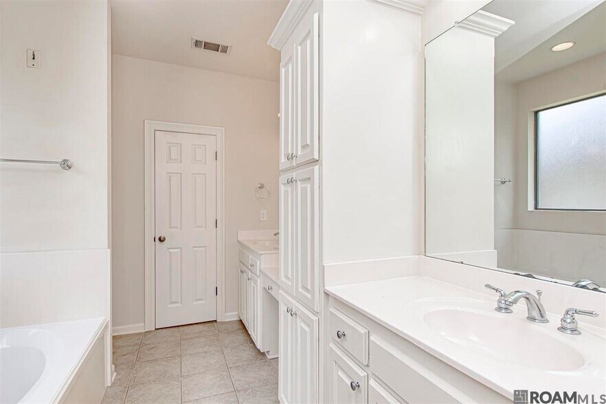 Building Photo - 9015 Westlake Ave