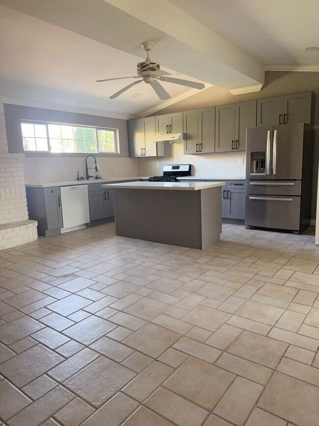 Building Photo - 1641 E Hillcrest Dr