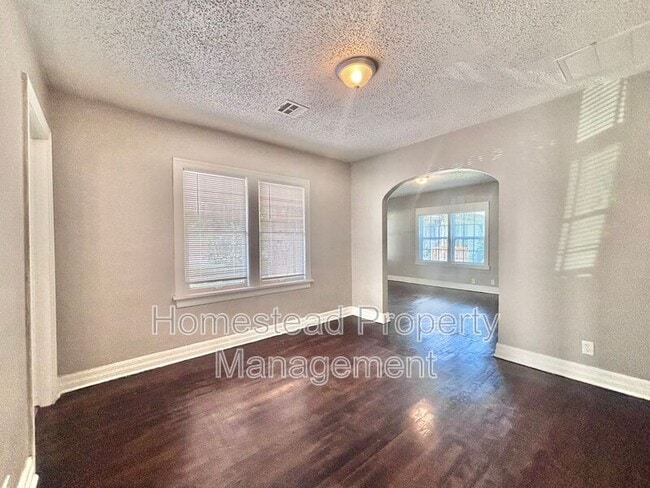 Building Photo - 1436 NE 8th St