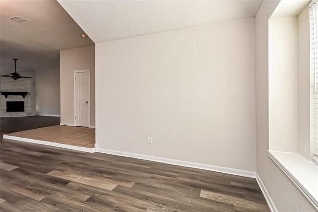 Building Photo - 8610 Greenleaf Lake Dr
