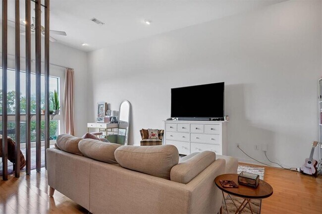 Building Photo - 2931 E 12th St