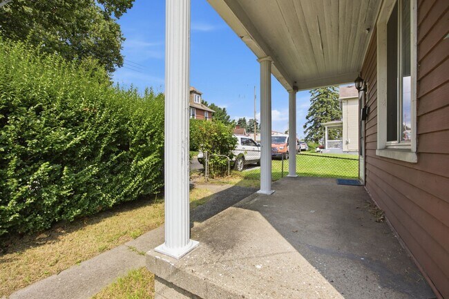 Building Photo - 827 Hinnerman St