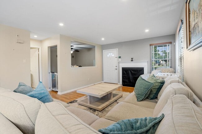 Building Photo - 3 Bd / 2.5 Bth Council Rock Townhome