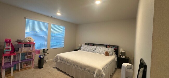 Building Photo - 477 Himalaya St. NE