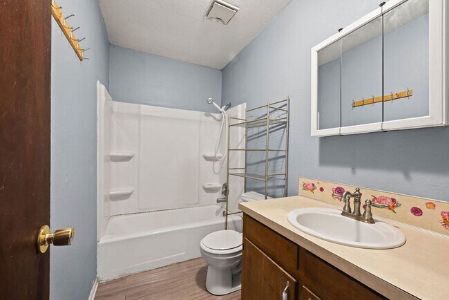 Building Photo - Cute Townhome