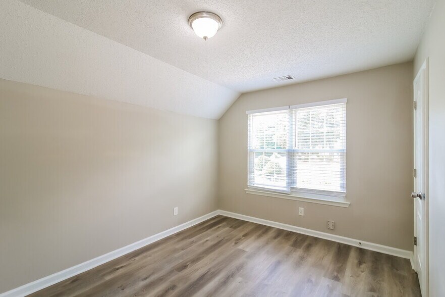 Building Photo - 213 Summer Hill Cir