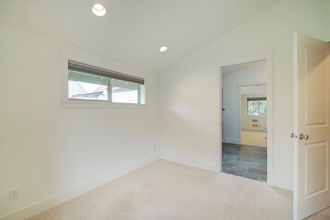 Building Photo - 2Bd/1.5Ba Seattle Townhouse