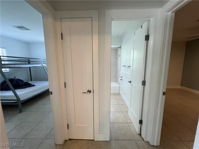 Building Photo - 858 Rose Way