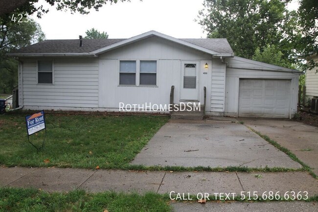 Primary Photo - 3 bedroom 2 bath with attached garage Full...