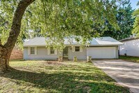 Building Photo - Charming 3 Bedroom House in Springfield!