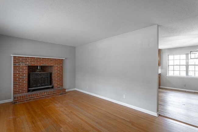Building Photo - Spacious 3 Bedroom!  ASK ABOUT MOVE IN SPE...