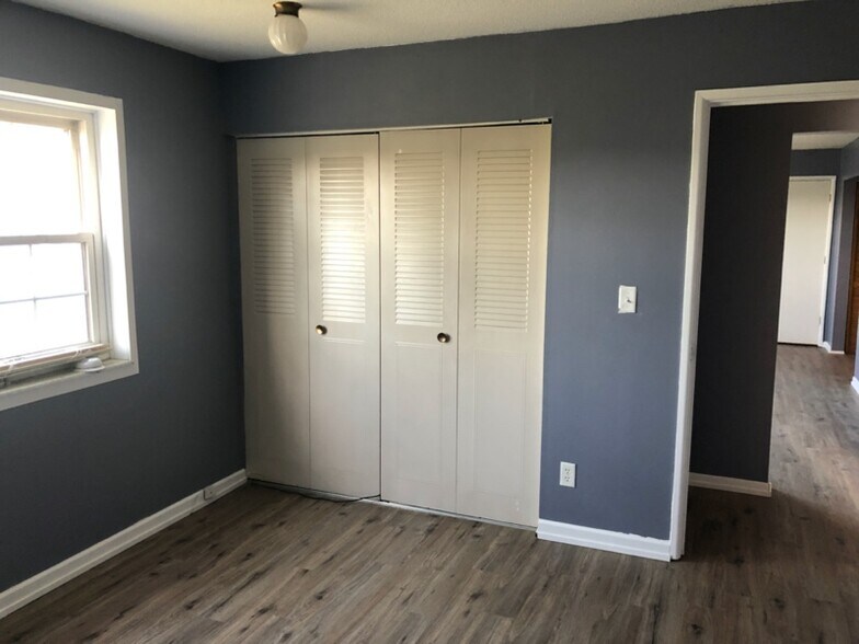 Building Photo - 1120 E 6th St