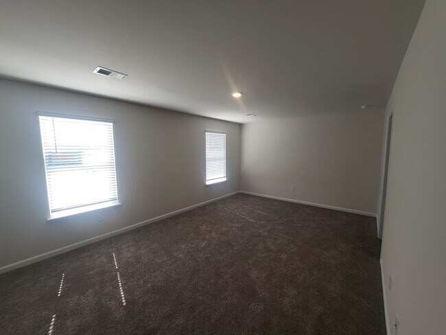 Building Photo - 5 bedroom/3 bath home in Aynor - 1/2 Off R...