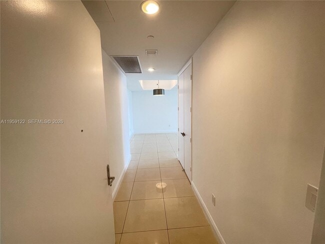 Building Photo - 15901 Collins Ave