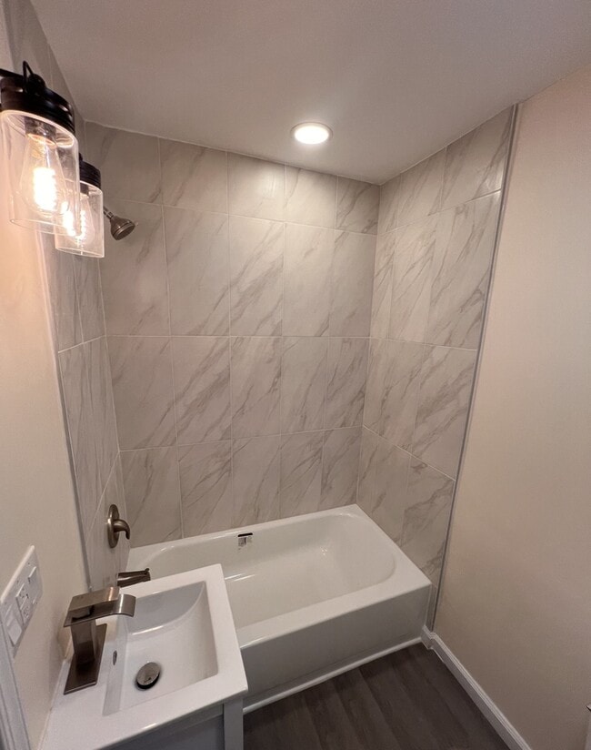 Building Photo - Remodeled 2 bed, 1 bath with laundry