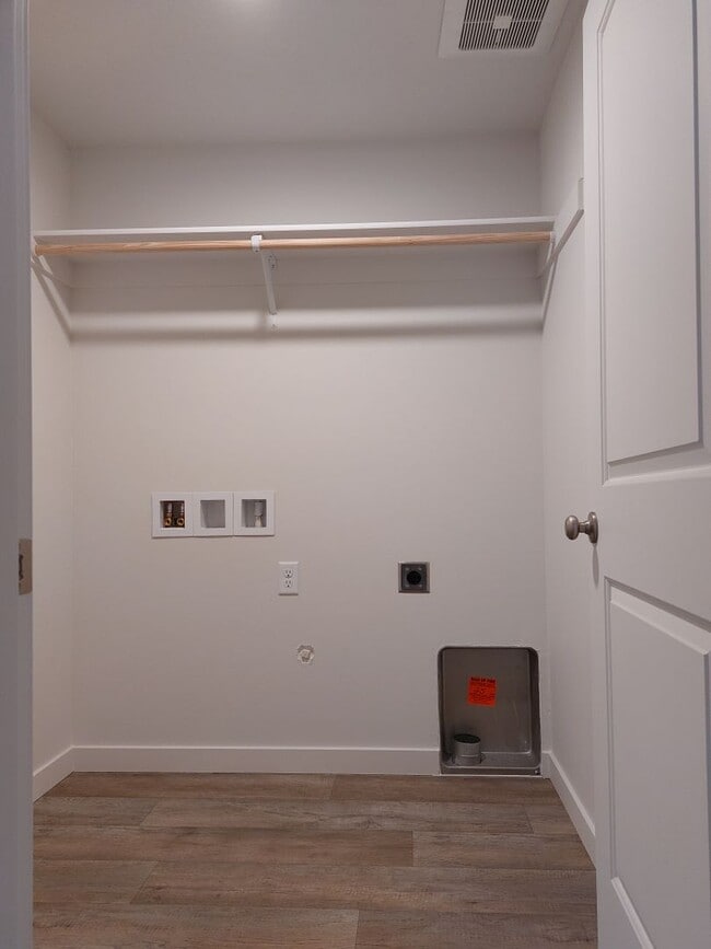 Building Photo - 3 bed 2 bath house