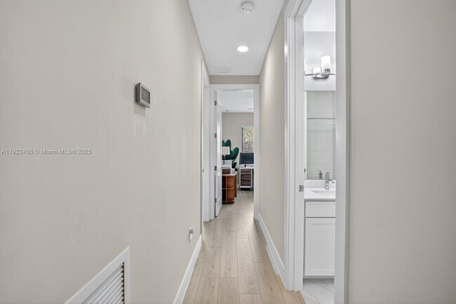 Building Photo - 1402 SW 4th Ave