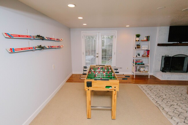 Building Photo - Charming 5-Bedroom Home in Club Crest