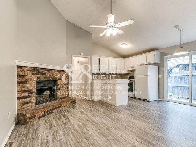 Building Photo - Now Touring & Available for Move in! 3 Bed/1.5 Bath Duplex in West Norman!