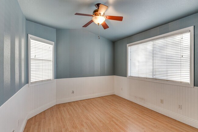 Building Photo - WONDERFUL 3 BEDROOM PLUS DEN 1 STORY HOME. CASITA WITH OWN BATHROOM! GATED COMMUNITY!