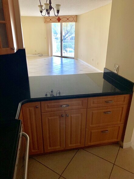 Building Photo - 1750 W 46th St