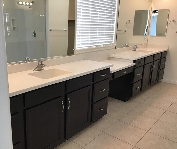 Building Photo - 7031 W Knox Rd