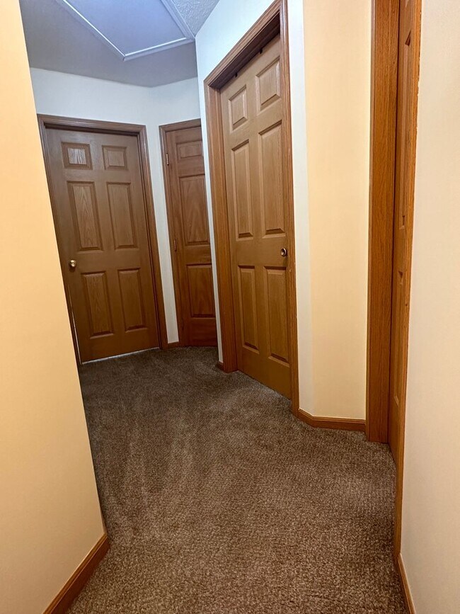 Building Photo - Three bedroom 3 bathroom in popular Bellevue