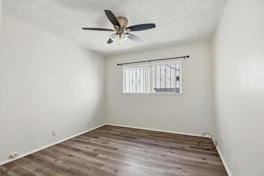 Building Photo - 1112 W 92nd St