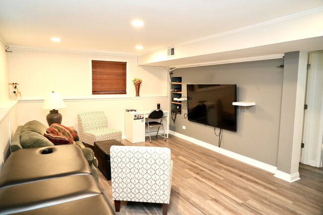 Building Photo - 211 Sandalwood Dr